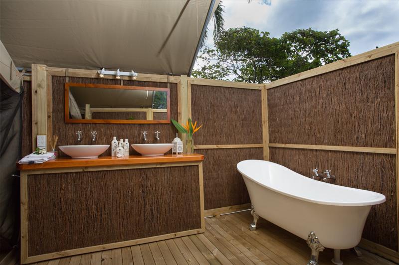 The open air ensuite bathroom allows guests to bathe out under the stars. Image courtesy of Ikurangi Eco Retreat.